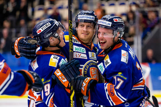 Växjös Nick Johnson blir firad av Patrik Lundh och