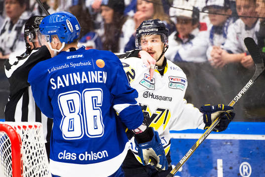 Domaren stoppar bråk emellan Leksands Veli-Matti