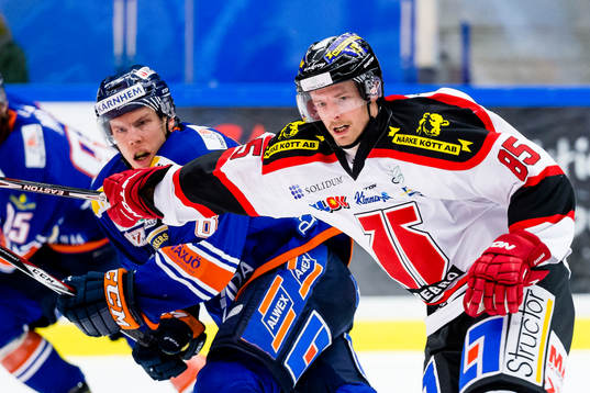 Örebros Kalle Olsson jagas av Växjös Ville Varakas