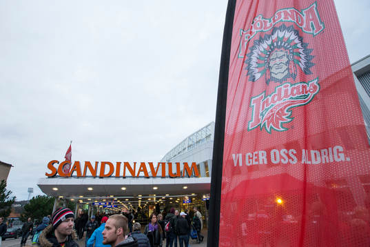 Folk utanför Scandinavium innan  ishockeymatchen i SHL