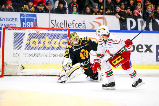 Skellefteås målvakt Erik Hanses  släpper in en straff
