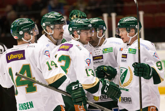 Färjestads Linus Persson (m) reducerar till 4-1 och firar
