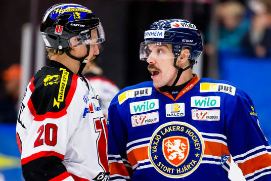 Örebros Marcus Weinstock gruffar med Växjös Teemu Laakso