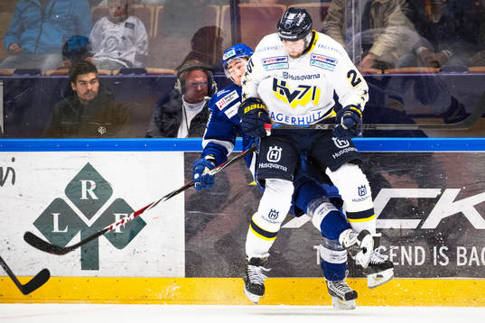 Leksands Tobias Forsberg blir tacklad utav HV71s Mattias