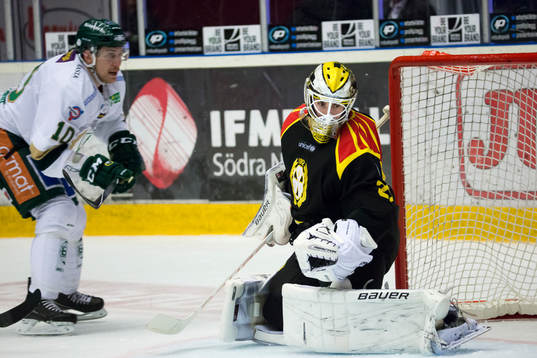 Färjestads Shawn Lalonde och Brynäs målvakt Bernhard
