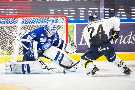 Leksands målvakt Oscar Alsenfelt räddar straffskott från