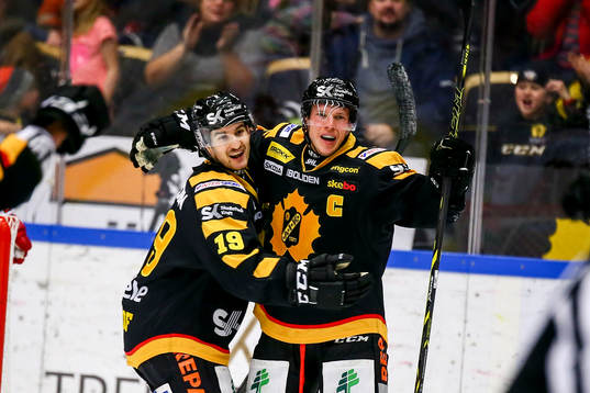 Skellefteås Erik Forssell och Andrew Calof  jublar