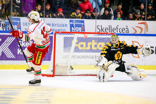 Skellefteås målvakt Erik Hanses  släpper in en straff
