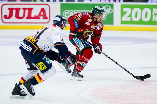 Frölundas Joel Lundqvist jagas av Djurgårdens Markus