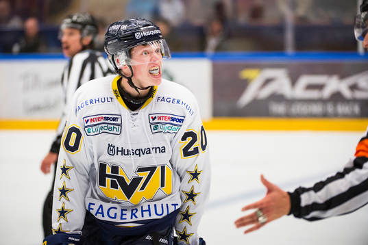 HV71s Lawrence Pilut deppar mot domaren