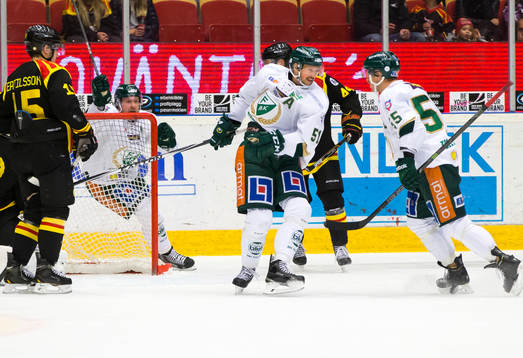 Färjestads Ole-Kristian Tollefsen jublar men målet blir