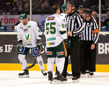 Färjestads Ole-Kristian Tollefsen diskuterar med