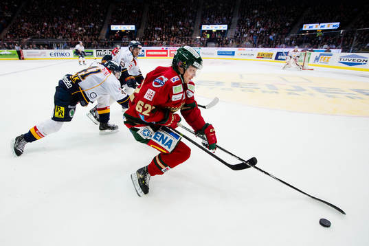 Frölundas Artturi Lehkonen tar sig förbi Djurgårdens