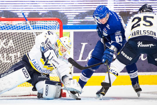 HV71s målvakt Gustaf Wesslau räddar skott framför