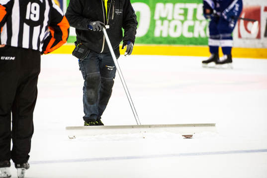 HV71s supportrar kastar in snus på isen