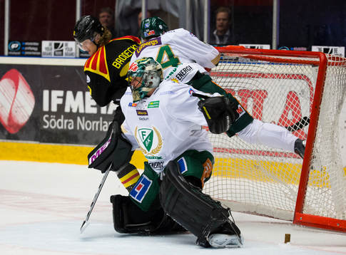 Brynäs Adam Brodecki och Färjestads Jesper Jensen åker