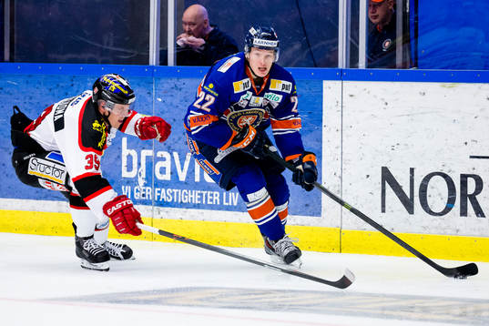Örebros Ville Viitaluoma jagar Växjös Gustav Rydahl