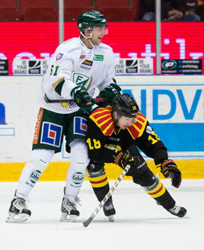 Färjestads Daniel Gunnarsson trycker ner Brynäs Anton
