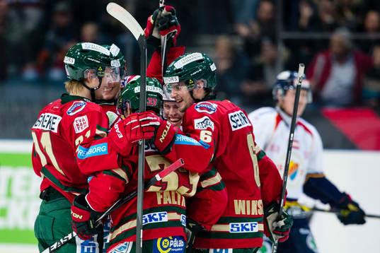 4-2 målskytten Elias Fälth kramas om av Pierre Engvall,