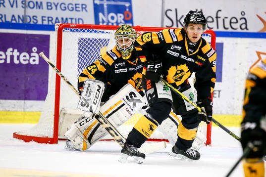 Skellefteås målvakt Erik Hanses  och Arvid Lundberg