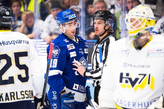 Leksands  Tobias Forsberg i samtal med linjedomaren