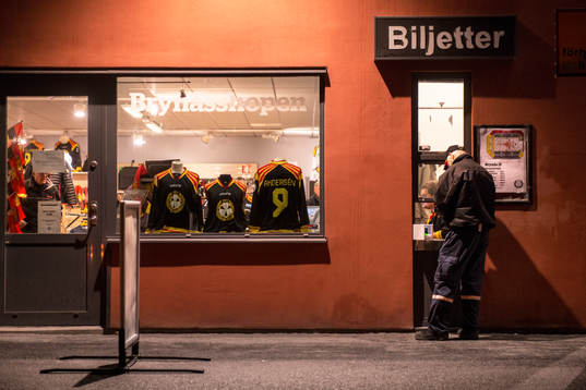 En man köper biljetter utanför brynässhopen