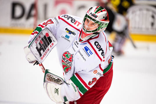 Adam Reideborn, målvakt i Modo, före ishockeymatchen i