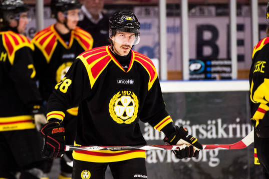 Brynäs Emil Lundberg före ishockeymatchen i SHL mellan