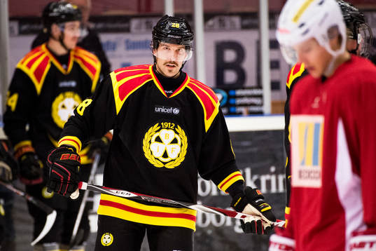 Brynäs Emil Lundberg före ishockeymatchen i SHL mellan