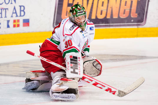 Linus Ullmark, målvakt i Modo, räddar skott