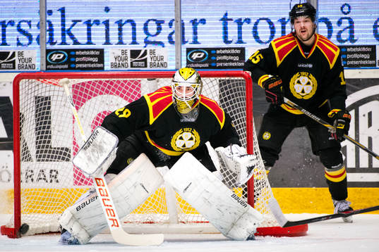 Brynäs målvakt Bernhard Starkbaum och Simon Bertilsson