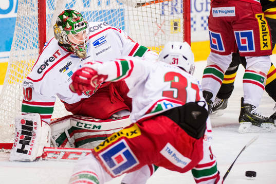 Stökigt framför Linus Ullmark, målvakt i Modo