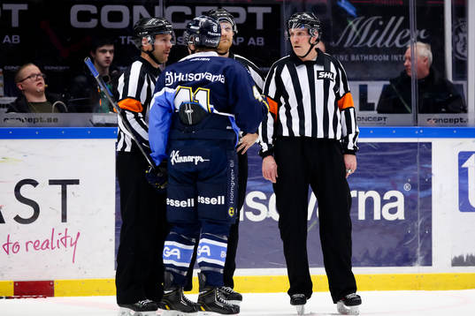 s Chris Campoli framme hos domarna Marcus Linde och Morgan