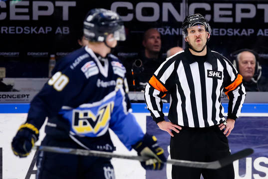 s Ted Brithén framme hos domaren Marcus Linde
