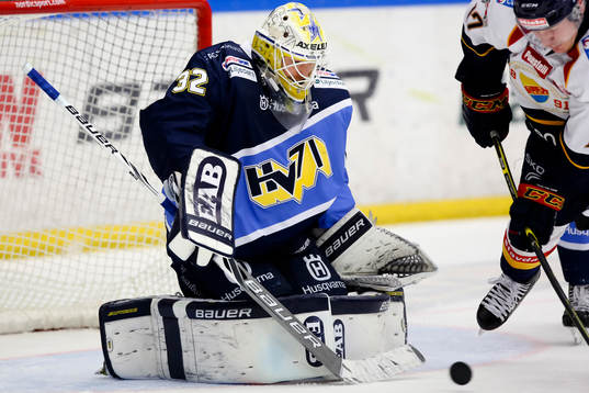 s målvakt Gustaf Wesslau räddar