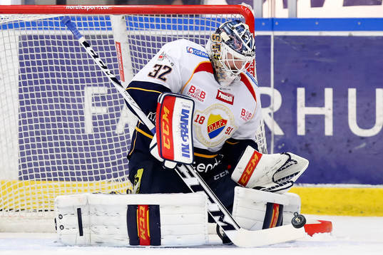 Djurgårdens målvakt Mikael Tellqvist räddar