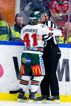 Frölundas Mathis Olimb krockar med Domare Mikael Nord som
