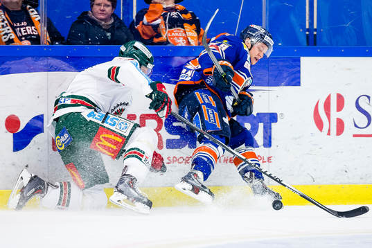 Frölundas Oliver Bohm jagar Växjös Rhett Rakhshani