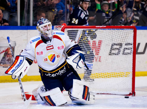 Djurgårdens målvakt Mikael Tellqvist deppar