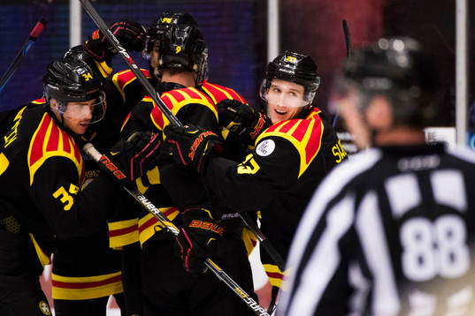 Brynäs Daniel Brodin och Bill Sweatt jublar