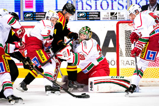 Brynäs Daniel Brodin stör framför Modos Joonas