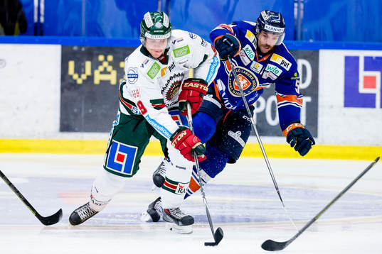 Frölundas Max Görtz jagas av Växjös Noah Welch