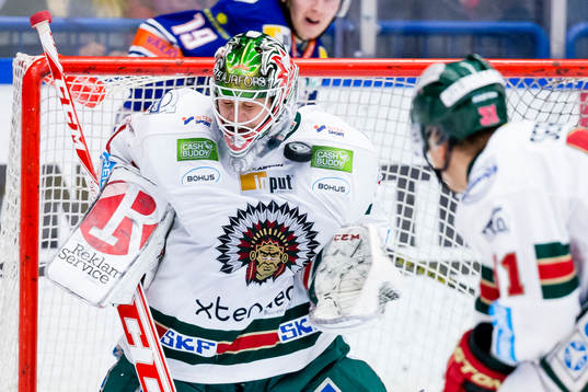 Frölundas målvakt Lars Johansson stoppar en puck