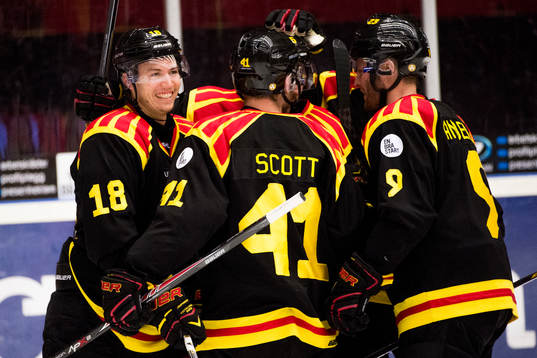Brynäs Anton Rödin, Greg Scott och Niclas Andersén jublar