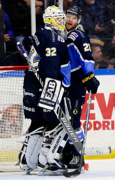 s målvakt Gustaf Wesslau och David Petrasek jublar