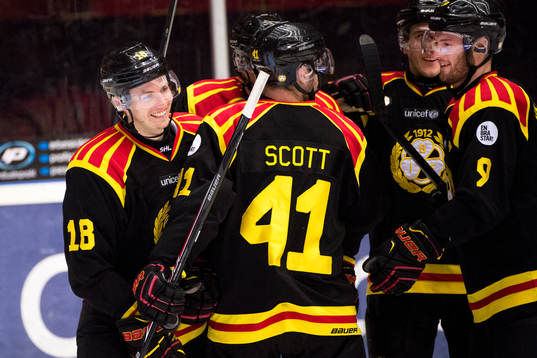 Brynäs Anton Rödin och Niclas Andersén jublar