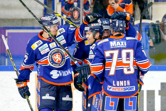 Växjös Teemu Laakso kvitterade till 1-1 och jublar