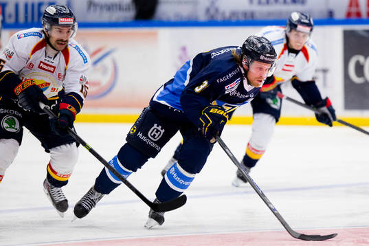 s Mattias Tedenby (i) går förbi Djurgårdens Steve