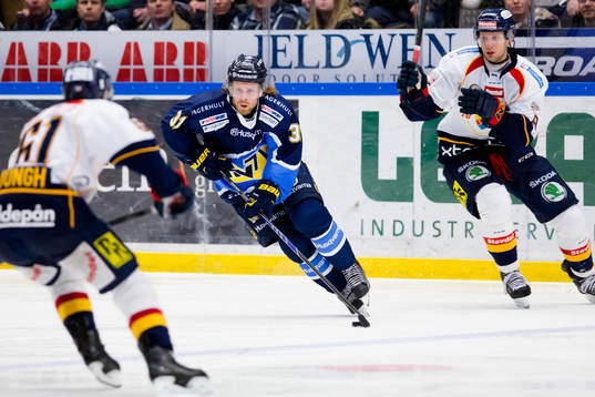 s Mattias Tedenby (i) mot Djurgårdens Markus Ljungh (v)