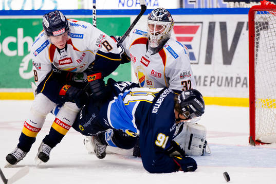 Djurgårdens Linus Arnesson och Djurgårdens målvakt